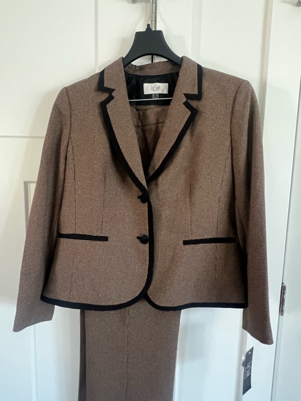 Nwt Le Suit petite 16p womans pantsuit trousers blazer Brown camel black - Picture 2 of 10